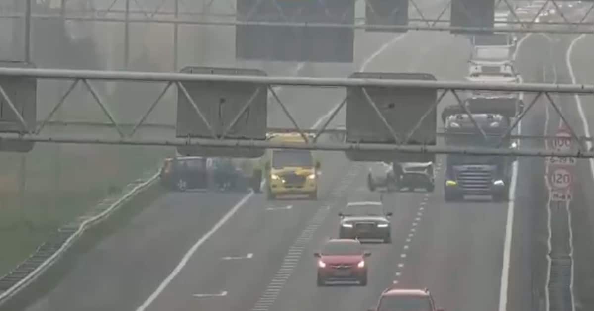 Meerdere voertuigen in botsing op de A15 bij Papendrecht
