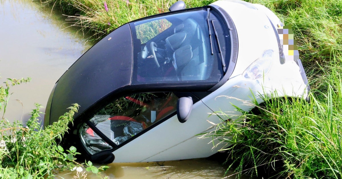 Auto belandt in de sloot bij Beneden-Leeuwen