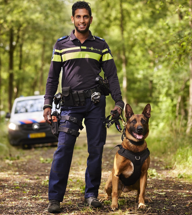 In alle chaos moet een politiehond voor rust zorgen: ‘In zulke ...