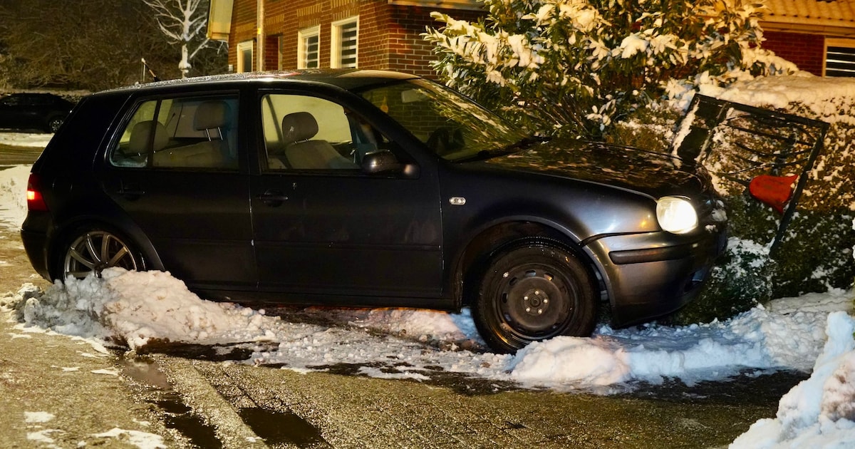 Auto ramt hekwerk aan Driehuizen in Andijk