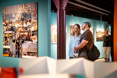 ‘Volle bak’ op eerste dag van nieuwe Fotomuseum; ‘hier hoef je gelukkig niet zo’n Ikea-route te lope