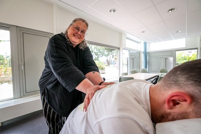 Als masseur van grote Nederlandse artiesten hoort Marlies álles, maar: ‘Wat bij mij op de stoel verteld wordt, blijft daar’