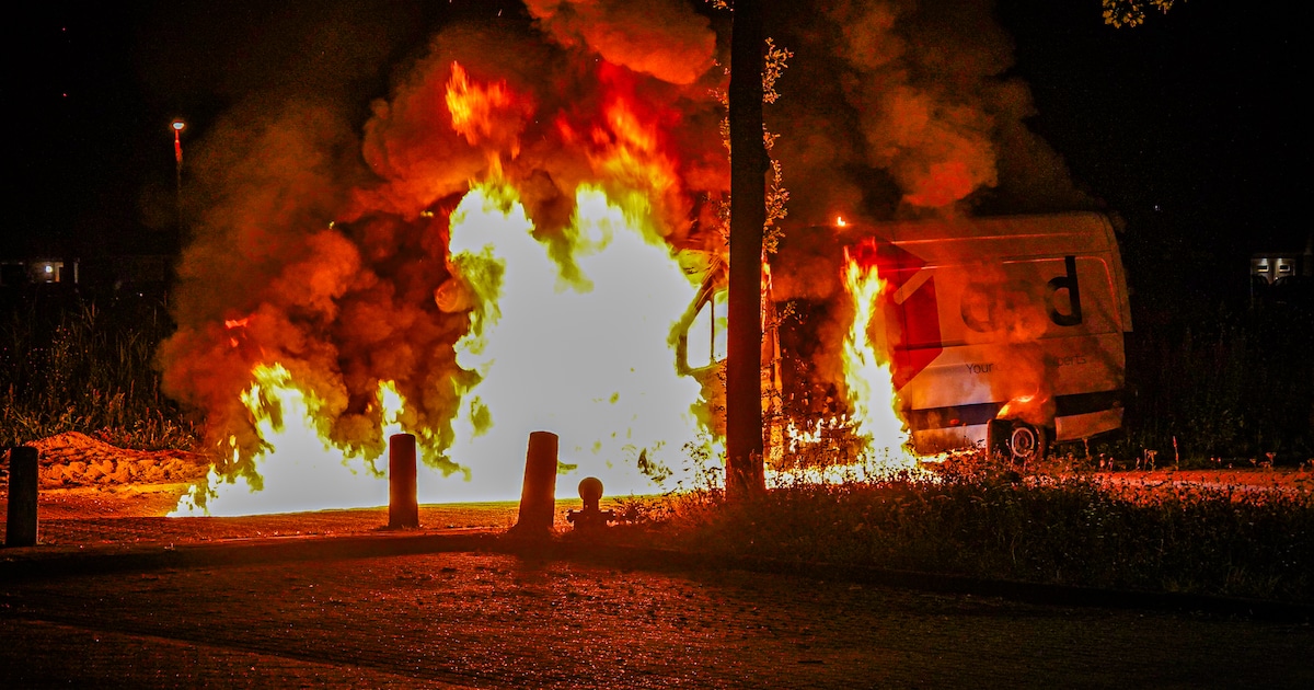 Bestelbus van pakketbezorger volledig uitgebrand op de Aert de Gelderhage in Nieuwegein