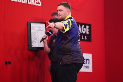 Luke Littler grijpt UK Open voor tweede jaar op rij en pakt zo’n 140.000 euro