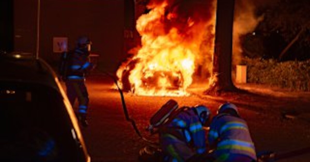 Auto volledig uitgebrand in Deventer wijk Keizerslanden