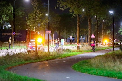 Man opgepakt en gewonde naar ziekenhuis: weg afgezet om mogelijke mishandeling in Apeldoorn