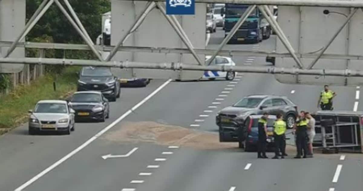 aanhanger-met-zand-geschaard-op-a28-bij-amersfoort-omleiding-ingesteld