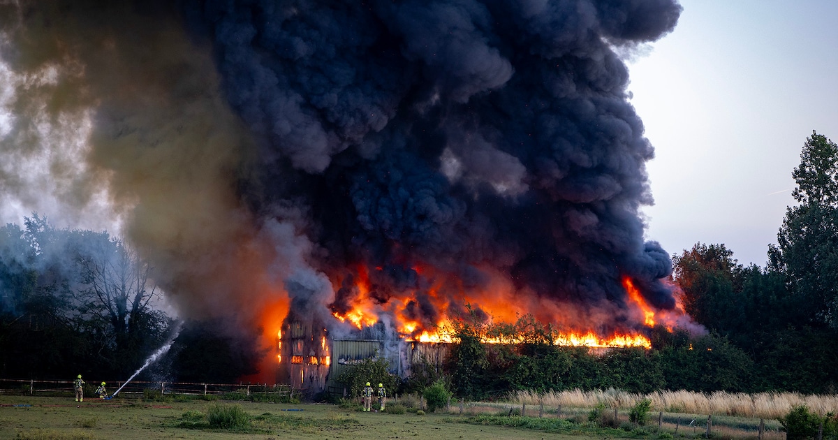 Grote brand bij meubelmakerij langs A4 bij Weteringbrug, afslag dicht