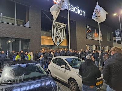 Boze Heracles-fans wachten spelersbus op en eisen vertrek coach Bas Sibum: ‘Anders gaat de club naar