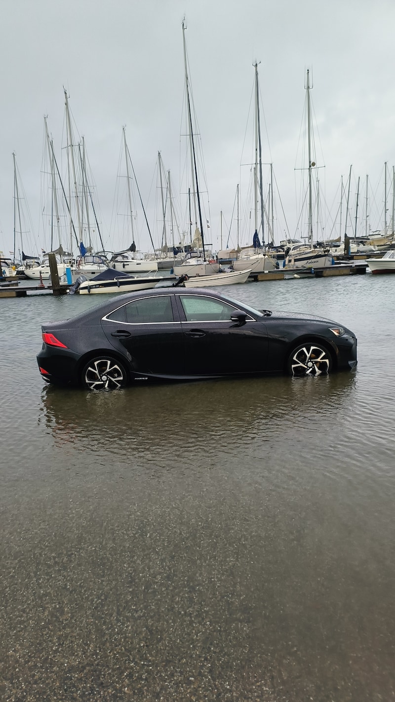Auto onder water in Yerseke door storm Benjamin.