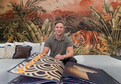 Kay (30) hoopt op nieuwe start met verhuizing van behangparadijs Van Zweden: ‘Kon zo niet langer’