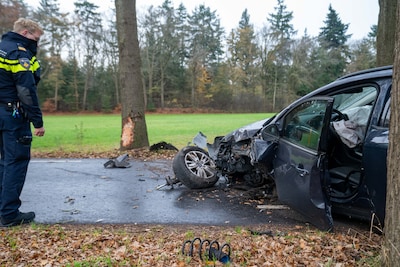 Flinke schade door ongeluk bij Lettele: auto raakt van de weg en botst tegen boom