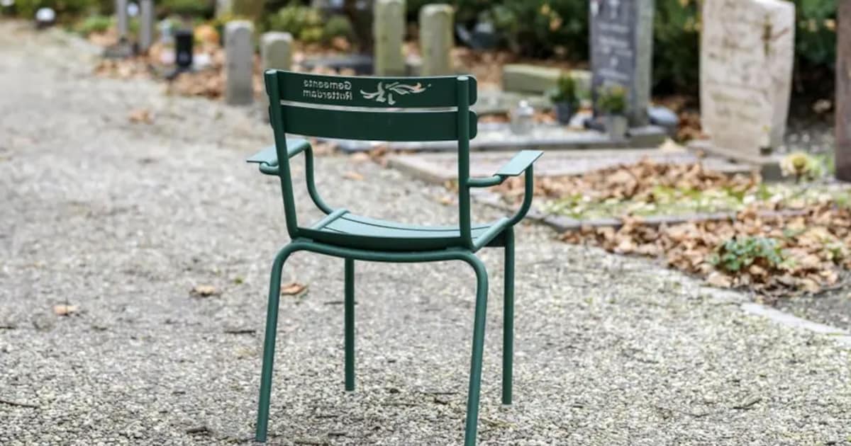 Krimpen aan den IJssel plaatst trooststoelen op begraafplaatsen