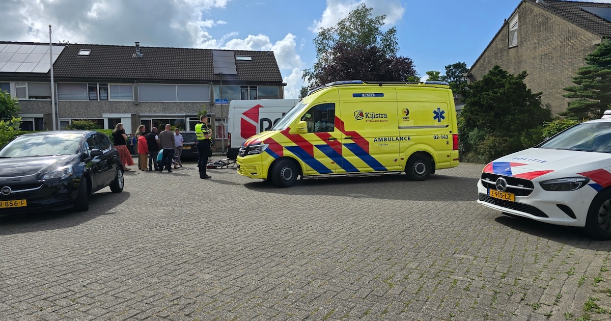 Botsing tussen pakketbezorger en fietser op Barend van der Veenwei in Leeuwarden