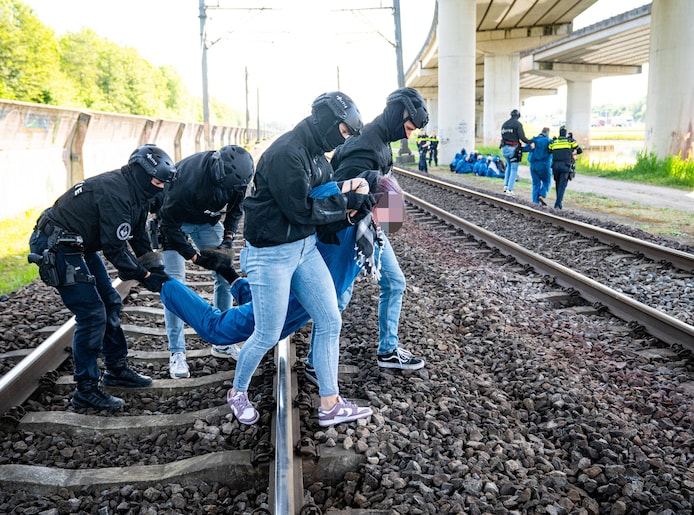 Je doet hem pijn!' Wanneer mag politie bokkenpootjes en neusklemmen  gebruiken bij demonstranten? | Rotterdam | AD.nl