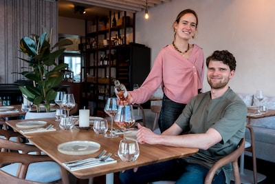 Jong stel gaat alles zelf doen in eigen restaurant: ‘Dat is onze kracht en zo blijft het betaalbaar’