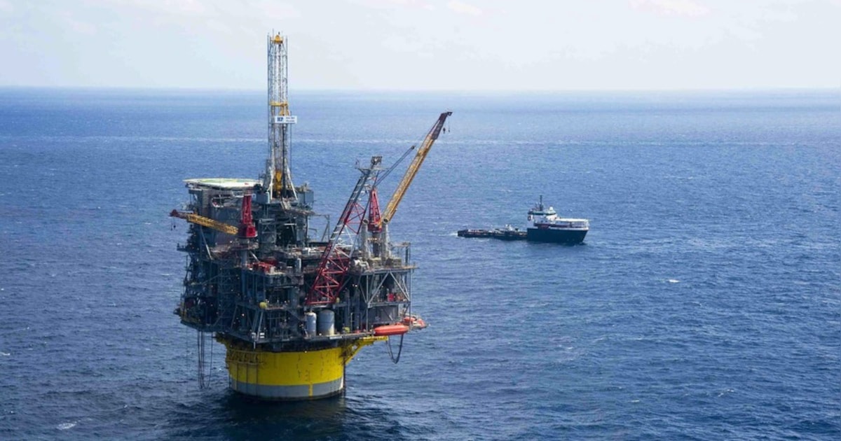 Boorplatform dobbert rond voor kust Alaska | Nieuws | AD.nl