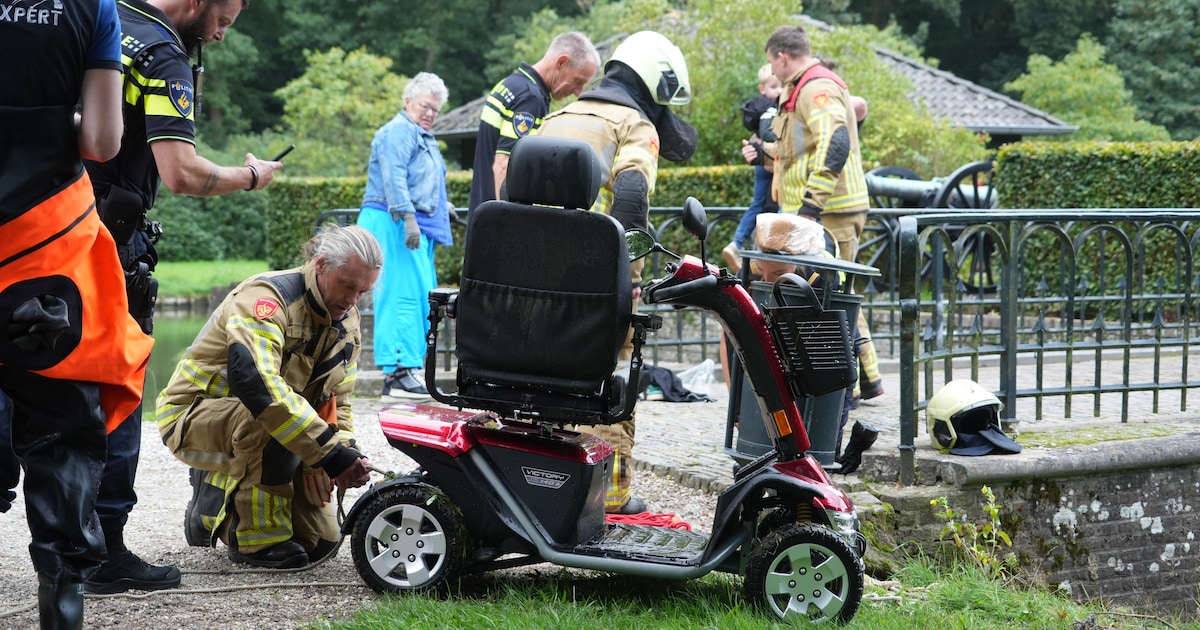 Scootmobieler belandt in het water in Wijhe, voorbijganger schiet te hulp
