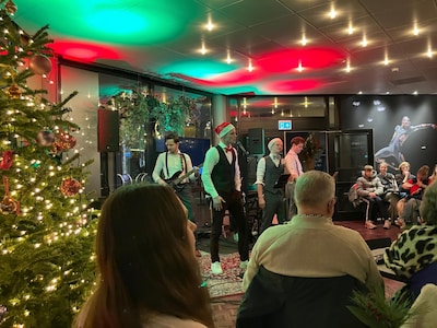 Reyer (17) maakte een videoclip over Gouda: 'Als echte toeristen liepen we langs Goudse locaties'