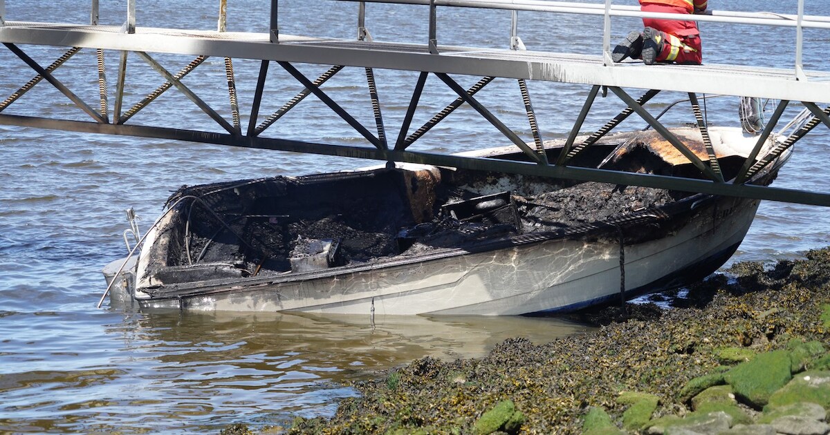 Explosie en brand op motorboot bij Zeesluizen in Farmsum