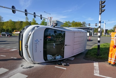 Busje belandt op z’n kant na aanrijding in Enschede