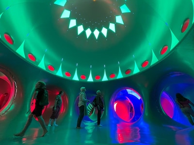 Kleurrijke 'luchtkathedraal' beleeft Nederlandse primeur in Enschede