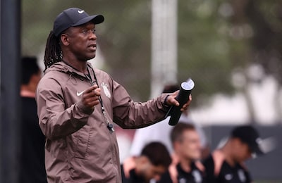 ‘Clarence Seedorf moet debuut als trainer bij Corinthians uitstellen wegens ontbreken werkvisum’