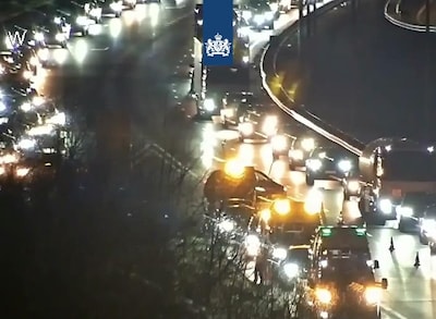 Ongeval met motorrijder op A50 bij Eindhoven, rijstroken dicht vanwege inzet traumahelikopter