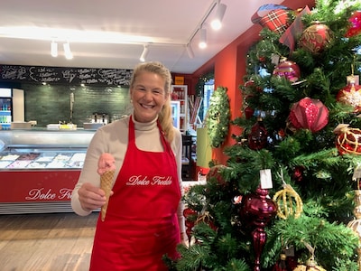 In deze nieuwe ijszaak koop je ijsbollen en kerstballen