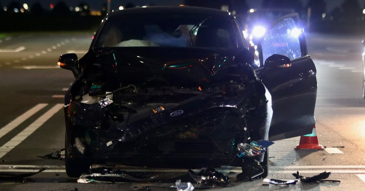 Veel schade aan twee auto's na botsing op de A4 Hoofddorp