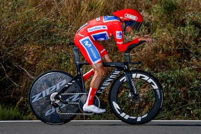 Enric Mas houdt schade op Roglic beperkt in tijdrit en doet uitstekende zaak in jacht op eindzege Vuelta