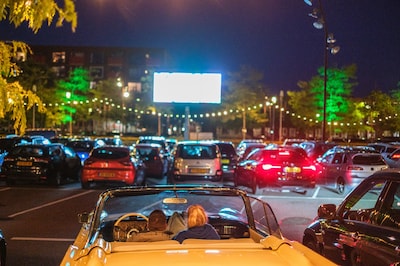 Drive-inbios toont 'Saturday Night Fever' in Veenendaal-Oost
