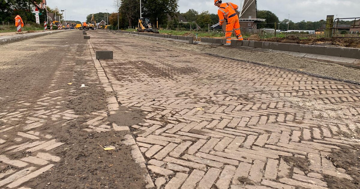 Oude klinkerweg komt onder asfalt vandaan, maar verdwijnt er ook weer onder