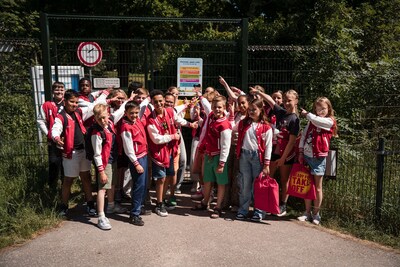 Kindergemeenteraad Nissewaard onthult bord in gedragsregelsbord in Park Braband