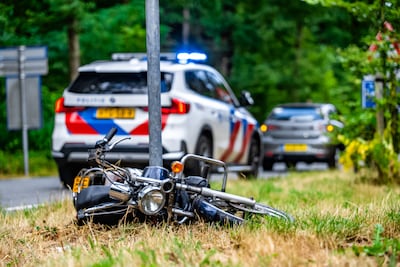 Scooterrijder gewond na botsing met auto op kruising in Groesbeek