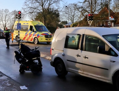 Persoon in rolstoel zwaargewond na botsing met auto op Rijksstraatweg in Geldermalsen
