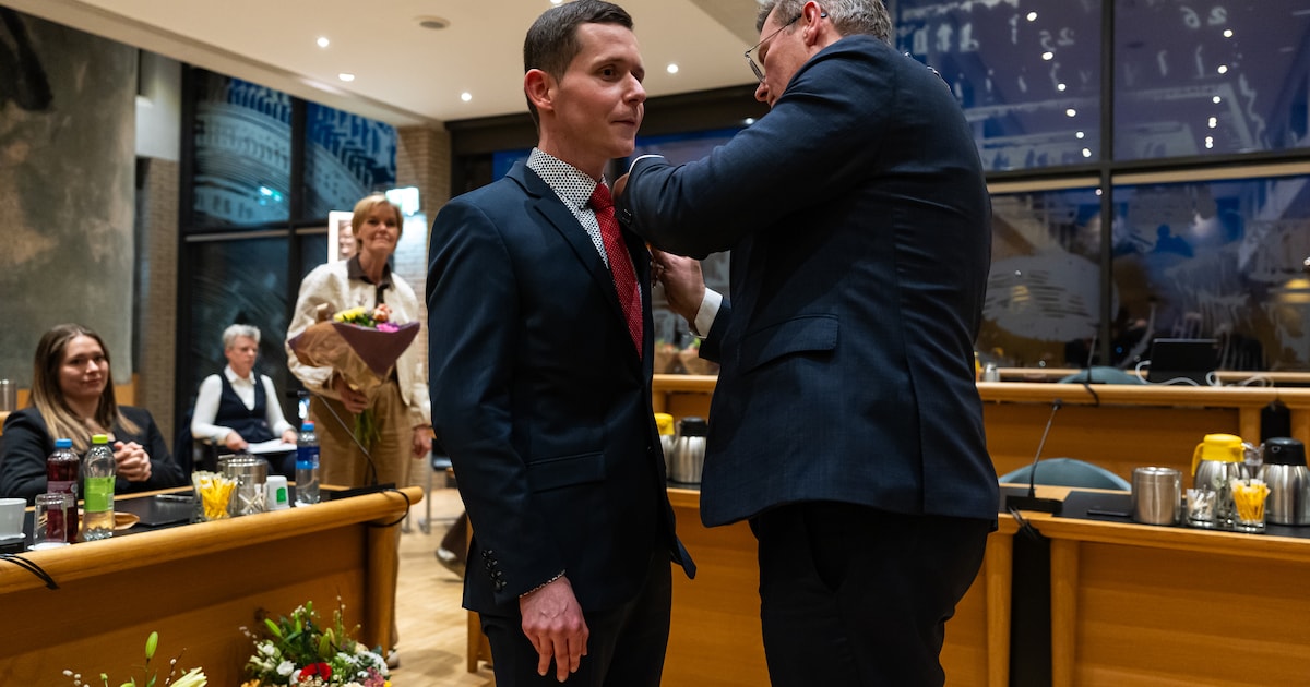 Onderscheiding voor vier Ridderkerkse raadsleden bij afscheid gemeenteraad: ‘Je moet soms een dikke 