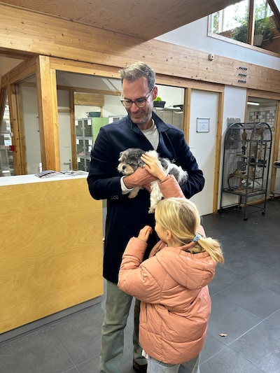 Burgemeester Heijkoop bezoekt dierenasiel Stevenshage in Leiden