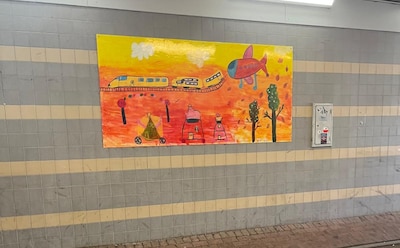 What are these children's paintings doing in the Muiderpoort station tunnel?