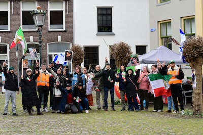 Paymaneh juicht in Kampen na aanvallen op Iran: ‘Duizenden mensen zijn vermoord door het regime’