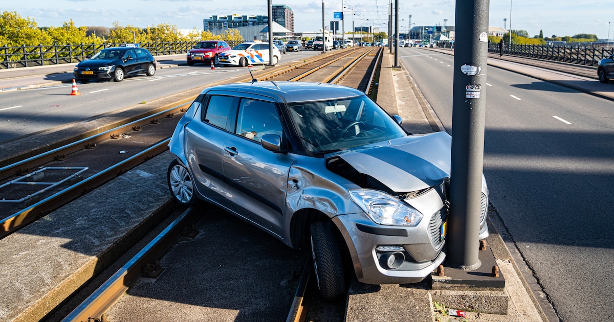 Drie voertuigen betrokken bij ongeval op Varkenoordseviaduct in Rotterdam, tramverkeer gehinderd
