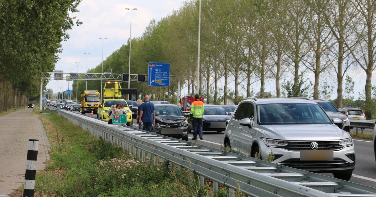 Vertraging na botsing tussen twee auto's op A20 in Moordrecht