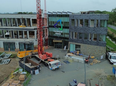 Gemeentehuis van Altena in Almkerk nu een bouwplaats: aannemer begint verbouwing