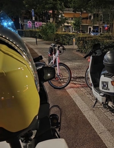 Bromfietser rijdt in Tilburg door rood, zonder helm en tegen de richting in: ook nog onder invloed