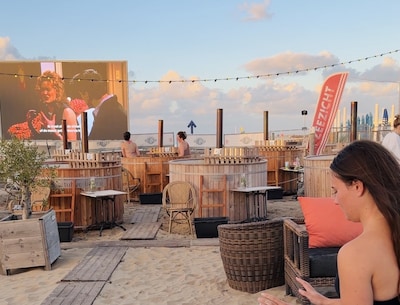 Een buitenbioscoop met hottubs: bij deze strandtent kijk je sitcoms in je badpak