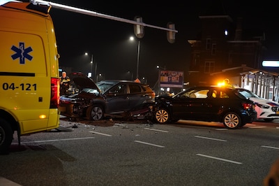 Gewonde en veel schade bij botsing op het Stationsplein in Kampen