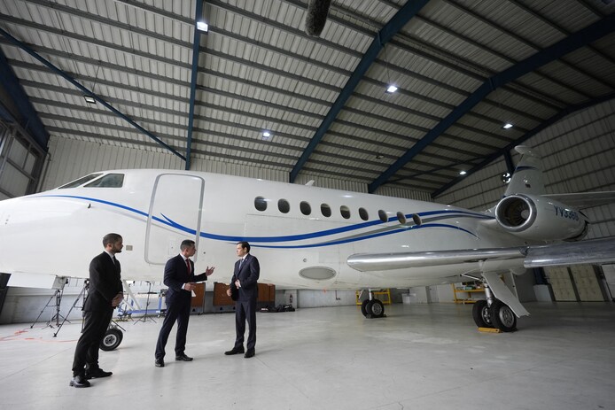 de-amerikaanse-minister-van-buitenlandse-zaken-marco-rubio-op-de-luchthaven-van-santo-domingo-in-de-dominicaanse-republiek-bij-het-venezolaanse-vliegtuig-dat-de-vs-in-beslag-heeft-genomen