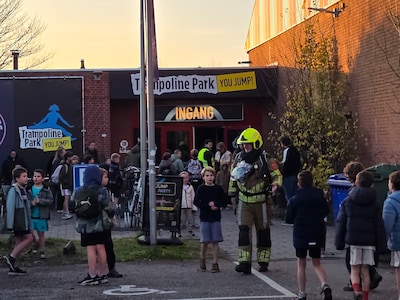 Tientallen kinderen en ouders moeten pand van You Jump in Waalwijk verlaten vanwege ‘vreemde geur’