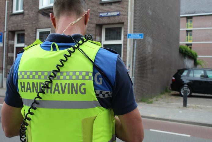 camerabeelden-ontmaskeren-handhaver-hij-liegt-in-rapport-en-wordt-op