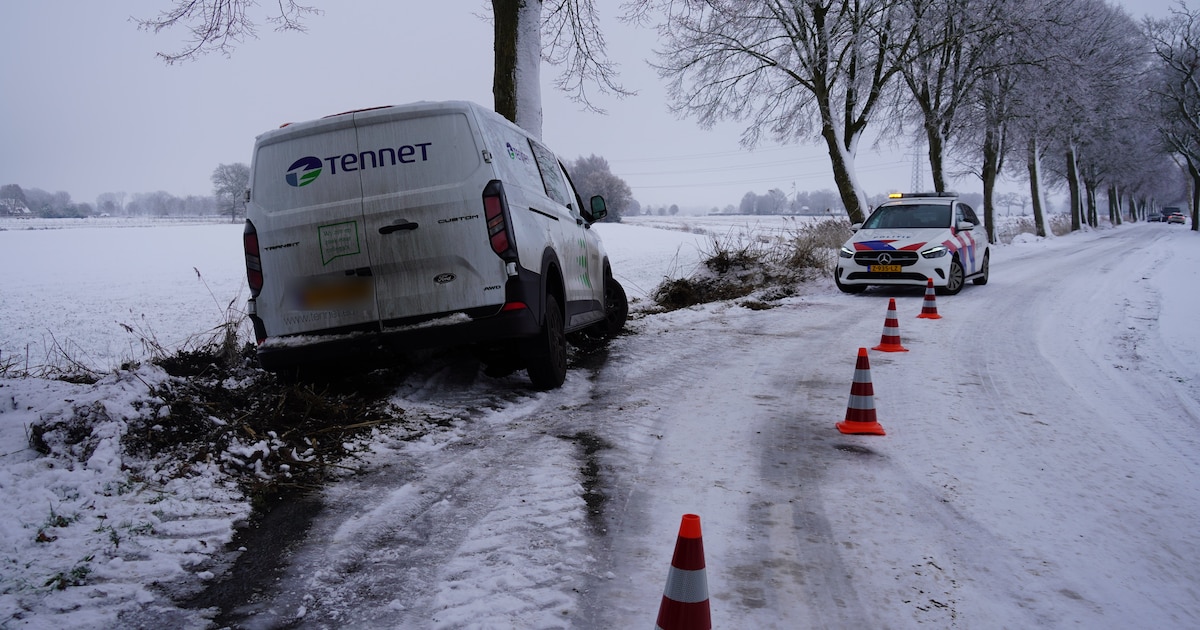 Busje glijdt tegen boom op het Fort in Veeningen